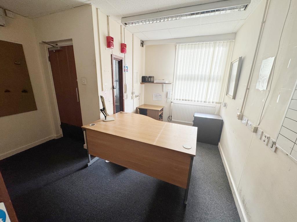 Lot: 64 - SUBSTANTIAL PREMISES WITH CAR PARK AND POTENTIAL ON ONE ACRE PLOT - Office room